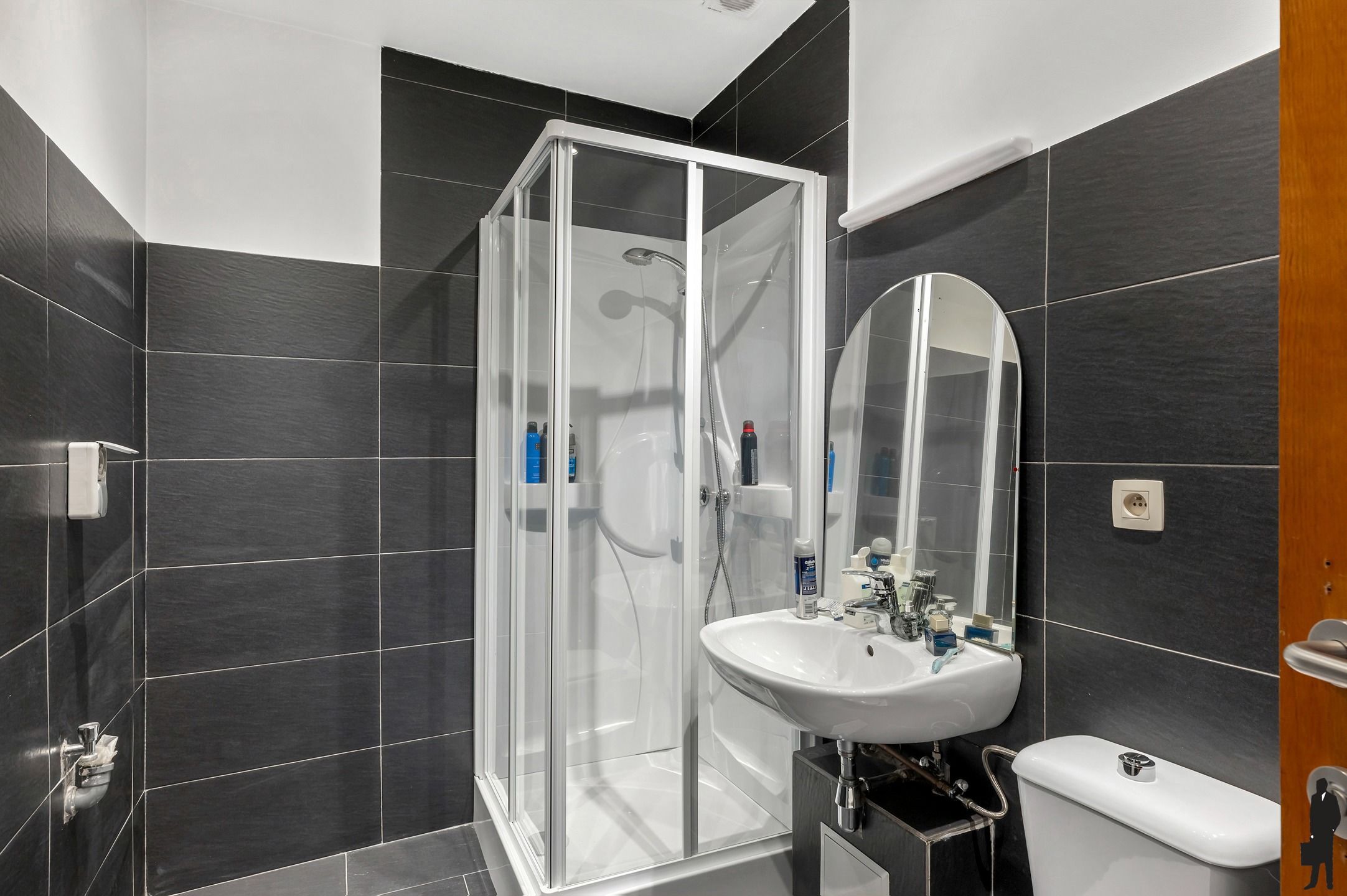 Goed onderhouden dokterspraktijk met 3 studio’s en 14 staanplaatsen foto 29