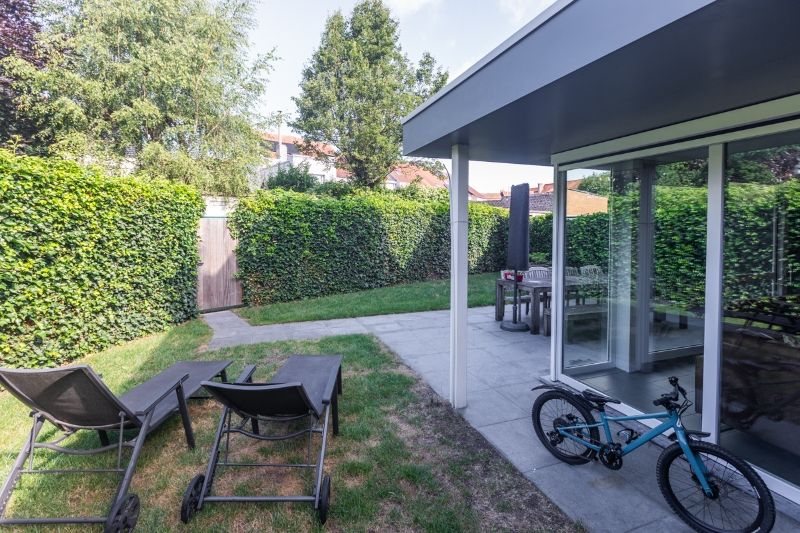 Rustig en toch centraal gelegen, instapklare,  halfopen woning met 4 slaapkamers, tuin en zeer ruime garage (energielabel B, elektriciteit goedgekeurd, zonnepanelen...) foto 14