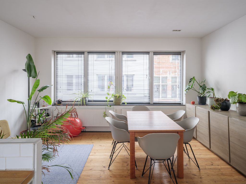 Recent gerenoveerde woning (2020) met 3 slaapkamers, 2 badkamers en dakterras, rustig gelegen in de omgeving van het historische begijnhof Sint-Elisabeth. foto 2