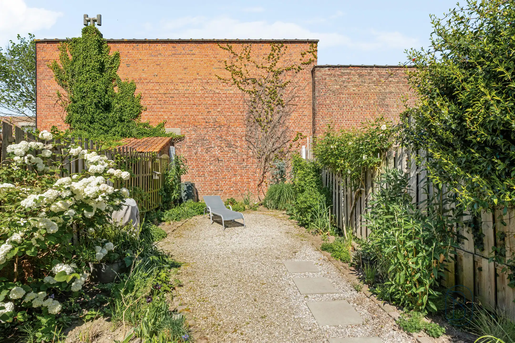 Instapklare woning met zonnige tuin in hartje Kortrijk foto 5