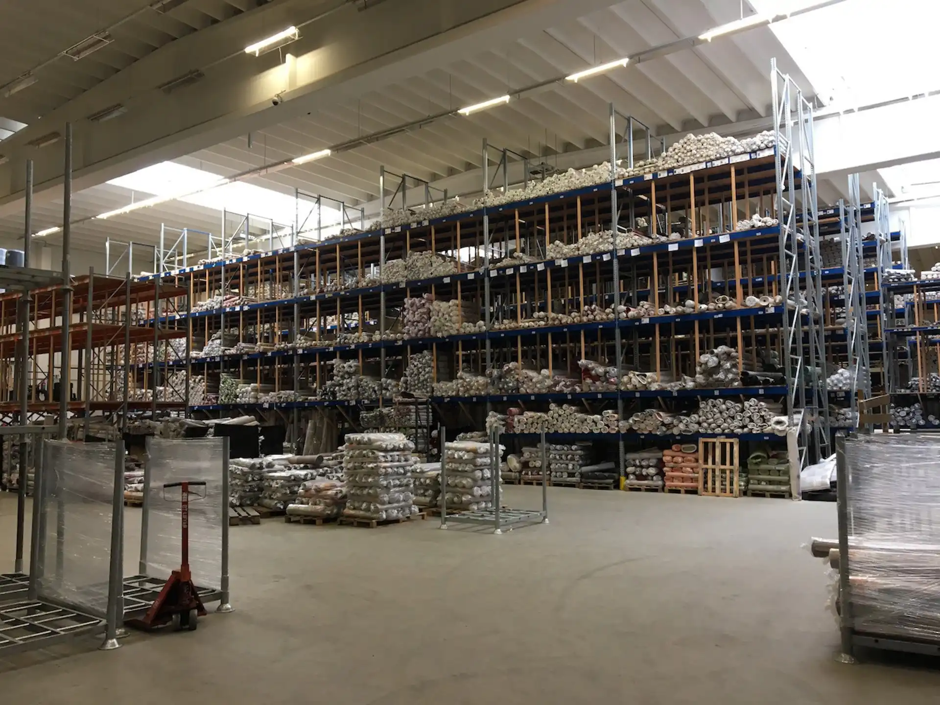 TE HUUR Logistieke magazijnruimte met kantoor/showroom foto 4