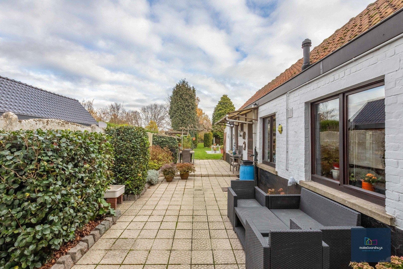 Verzorgde halfopen bebouwing met grote tuin en carport  foto 23