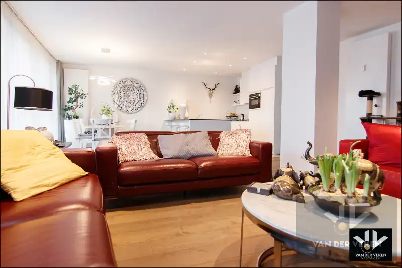 Totaal gerenoveerd gelijkvloers 3 slpk-appartement met gezellig terras op een toplocatie. Garagebox optioneel! foto 4