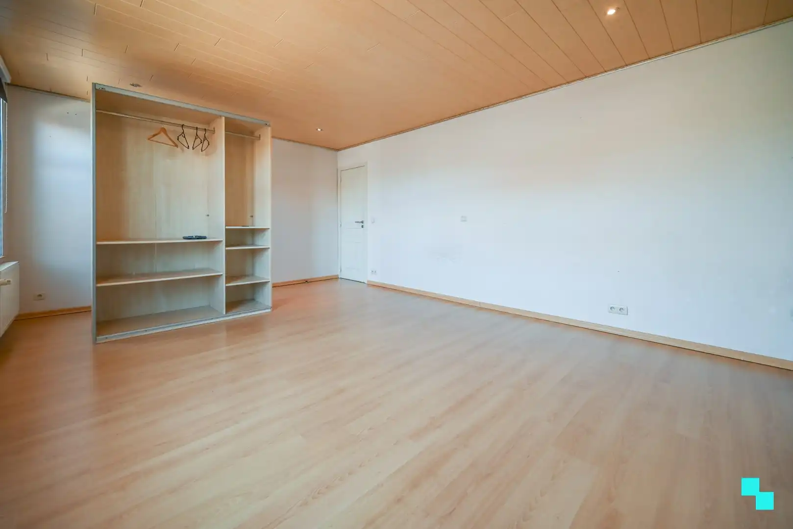 Riante halfopen woning met garage foto 25