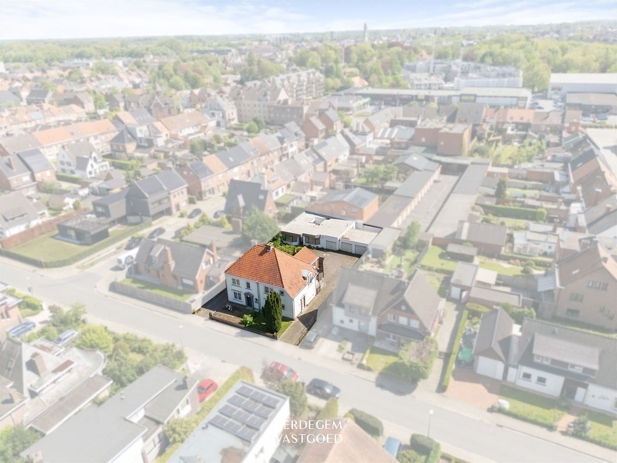 Hoofdfoto van de publicatie: Investeringsproject met 2 woningen, kantoorruimte en 3 garageboxen