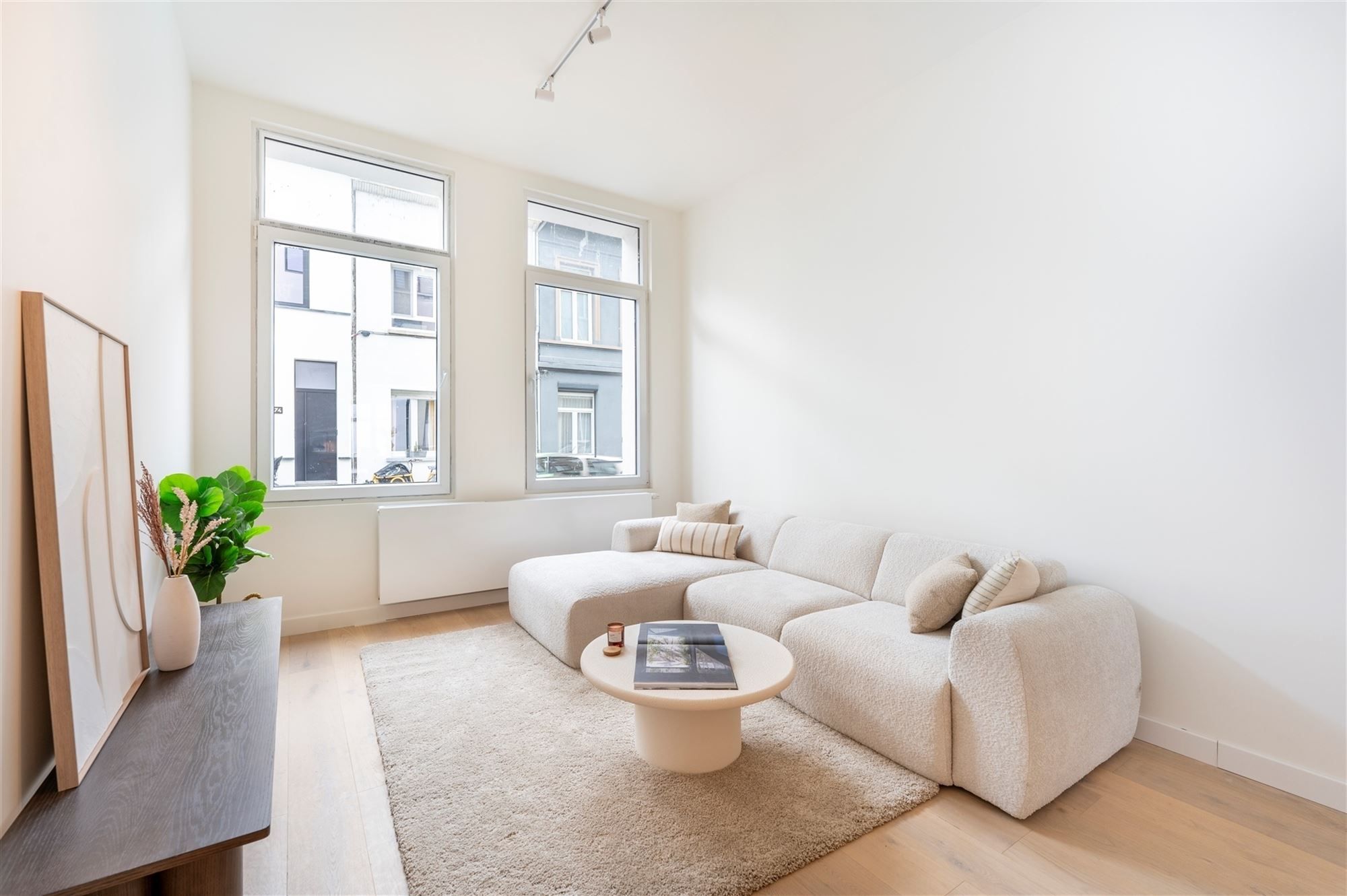 Ruime gerenoveerde woning met tuin foto 2