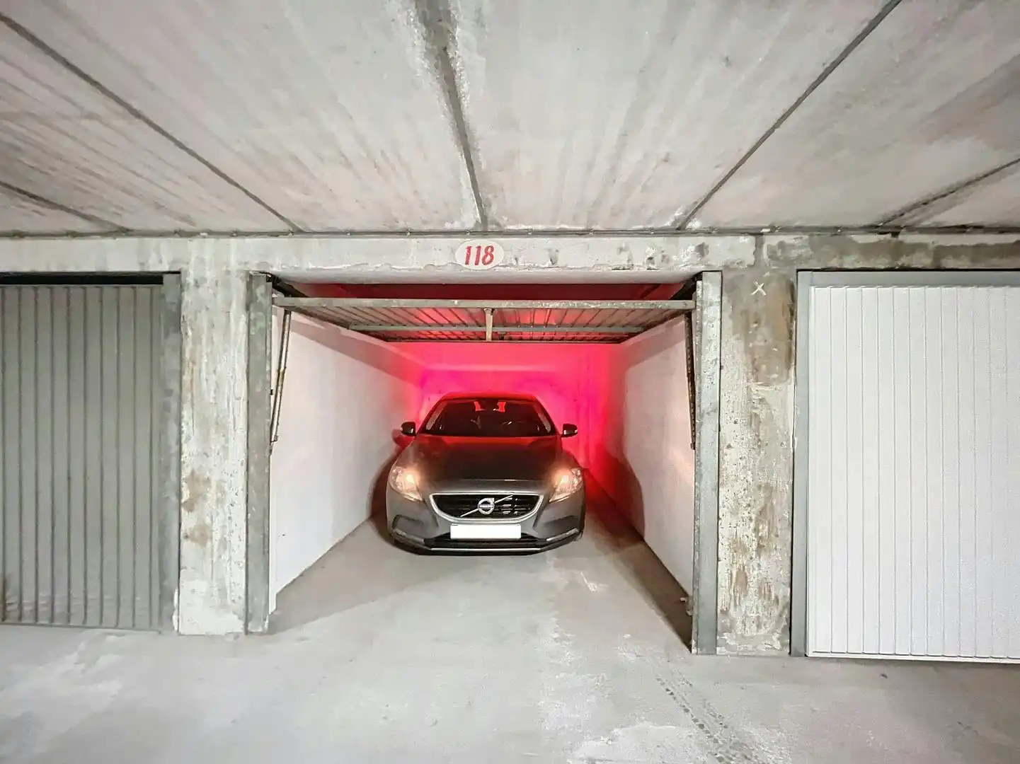 Garagebox te koop op het Hendrikaplein. foto 8