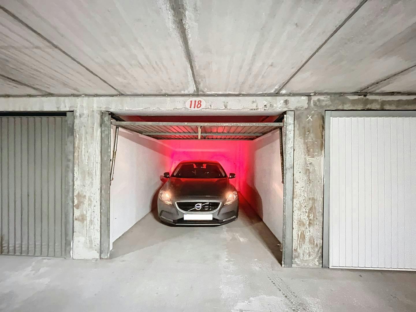 Garagebox te koop op het Hendrikaplein. foto 8