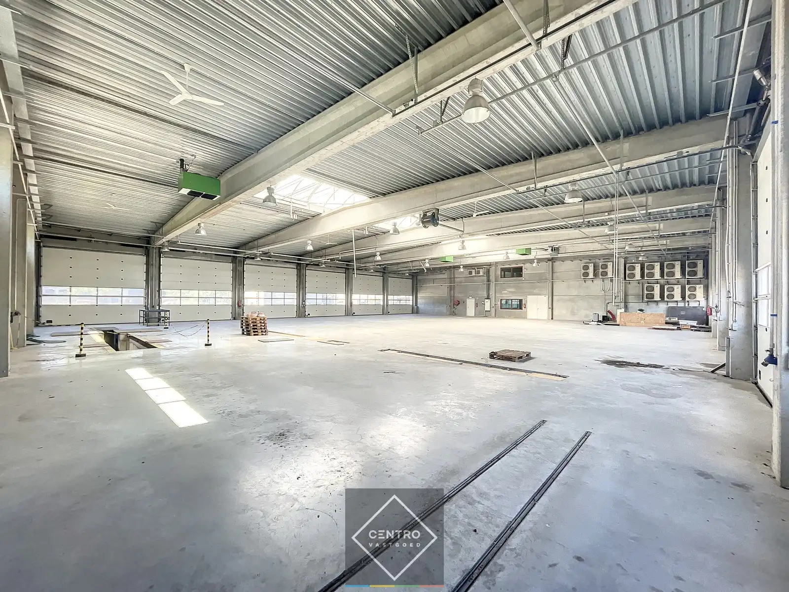 Goed geïsoleerd en verwarmd MAGAZIJN (1.070m2) voorzien van 12 elektrische sectionaalpoorten en private parkeerplaatsen op het terrein. Vlak aan de afrit Zandvoorde (Oostende). foto 3