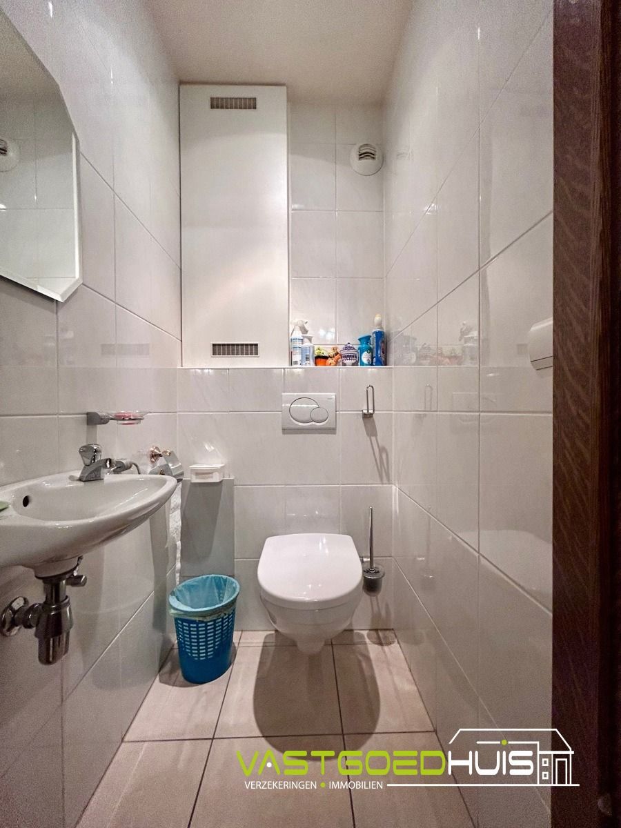 Instapklaar tweeslaapkamerappartement met terras en garage foto 25
