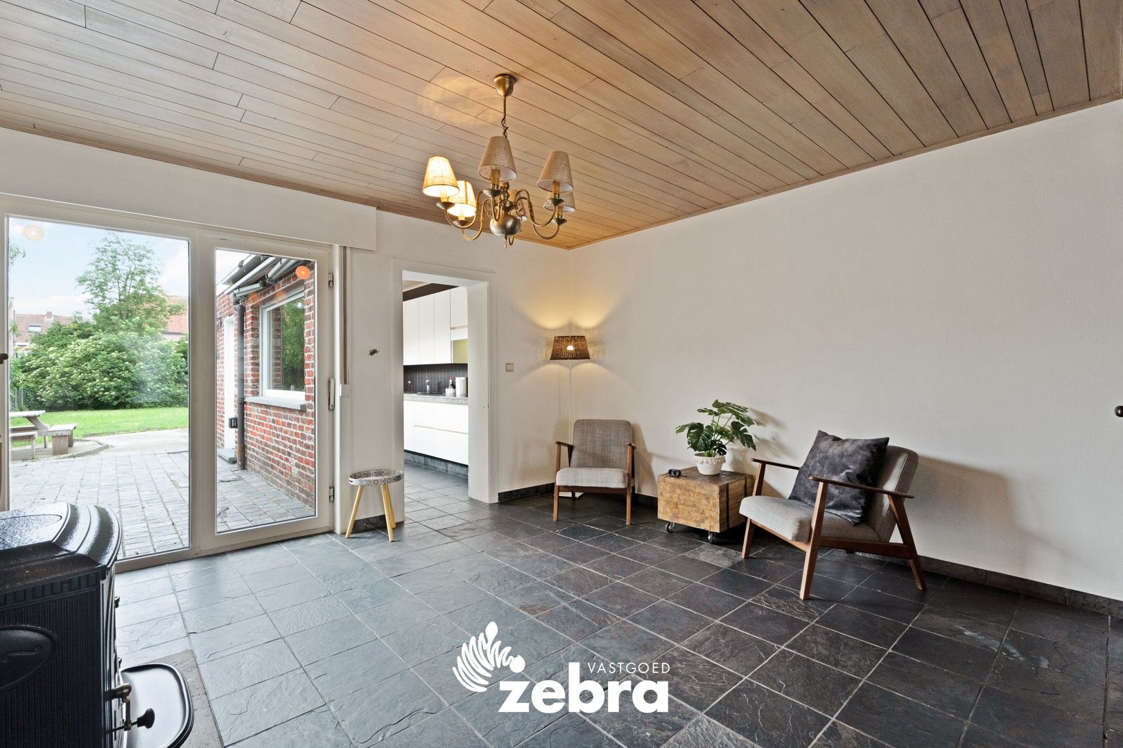 Licht op te frissen woning op een ruim perceel te centrum Roeselare! foto 6