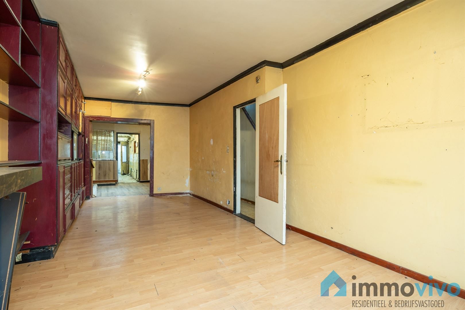 Ruime te renoveren gezinswoning met 4 slpk's en tuin foto 2