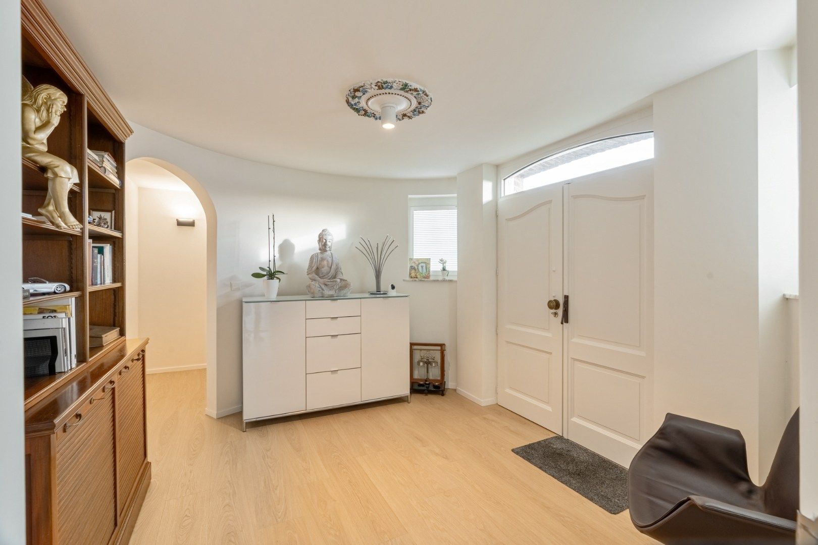 Verrassende villa met luchtig interieur en grote tuin foto 5