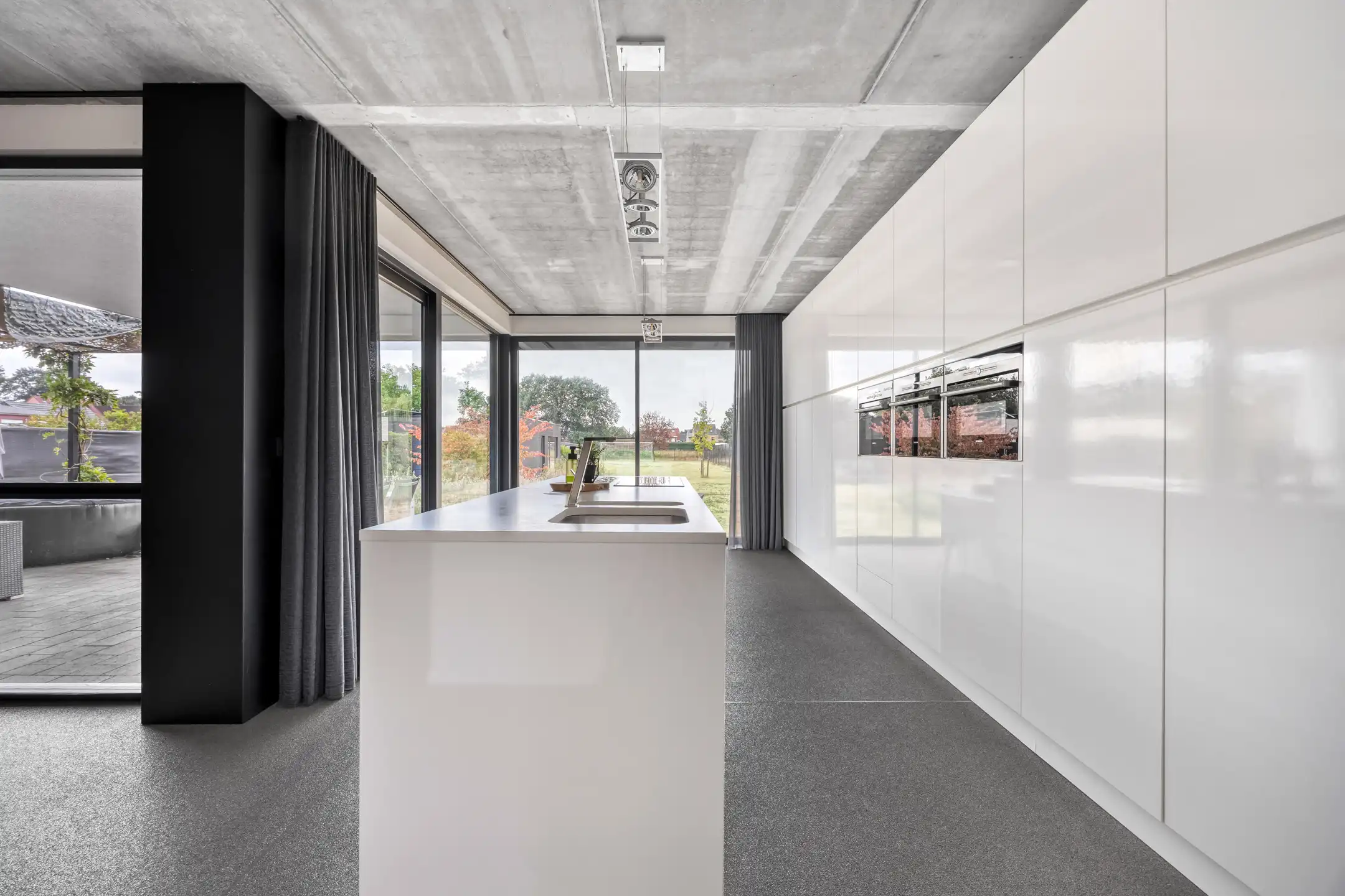 Moderne woning met tuin en bijgebouw in rustige wijk foto 8