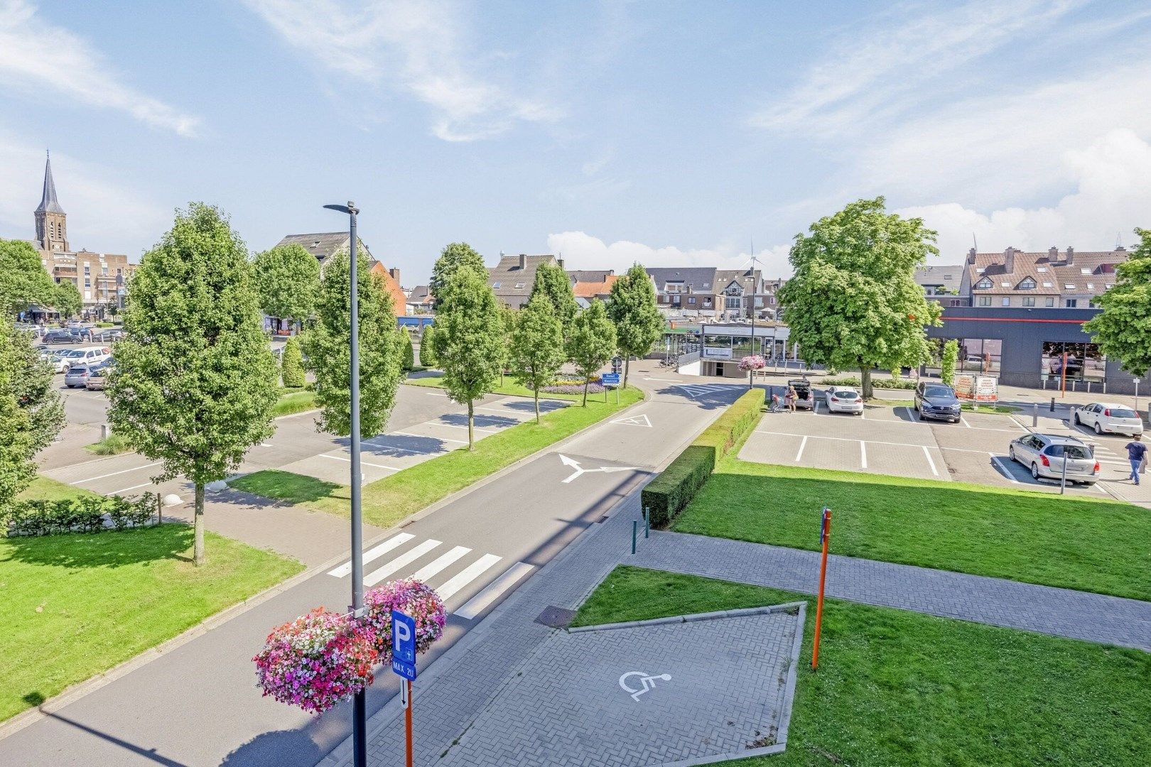 GELIJKVLOERS APPARTEMENT MET 3 RUIME SLAAPKAMERS, 1 AUTOSTANDPLAATS EN KLEDERBERGING IN LANAKAN CENTRUM!  foto 18