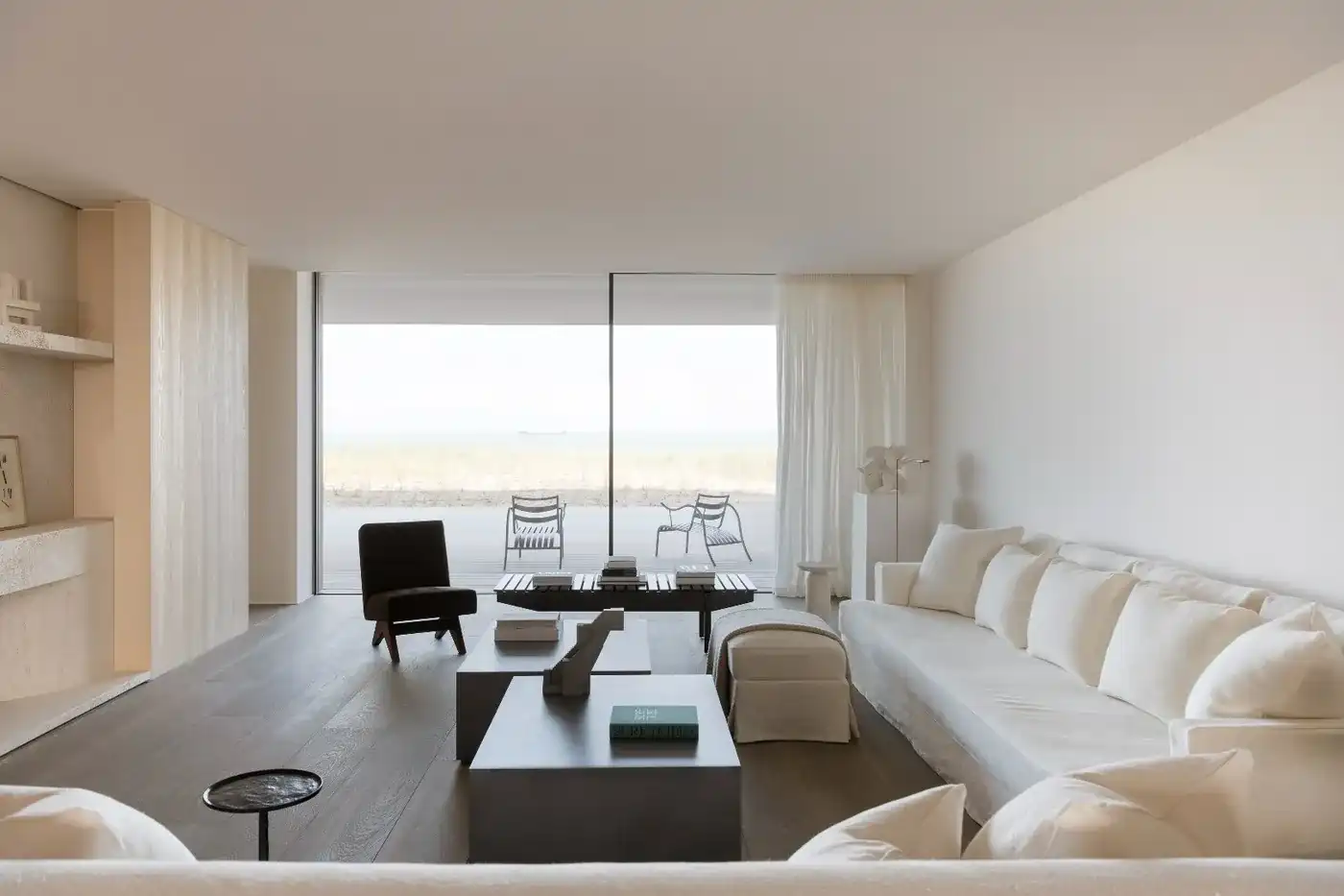 Uitzonderlijk stijlvol en tot in de perfectie afgewerkt appartement met frontaal zeezicht vanaf het gelijkvloerse terras – Residentie Blanke Top foto 2