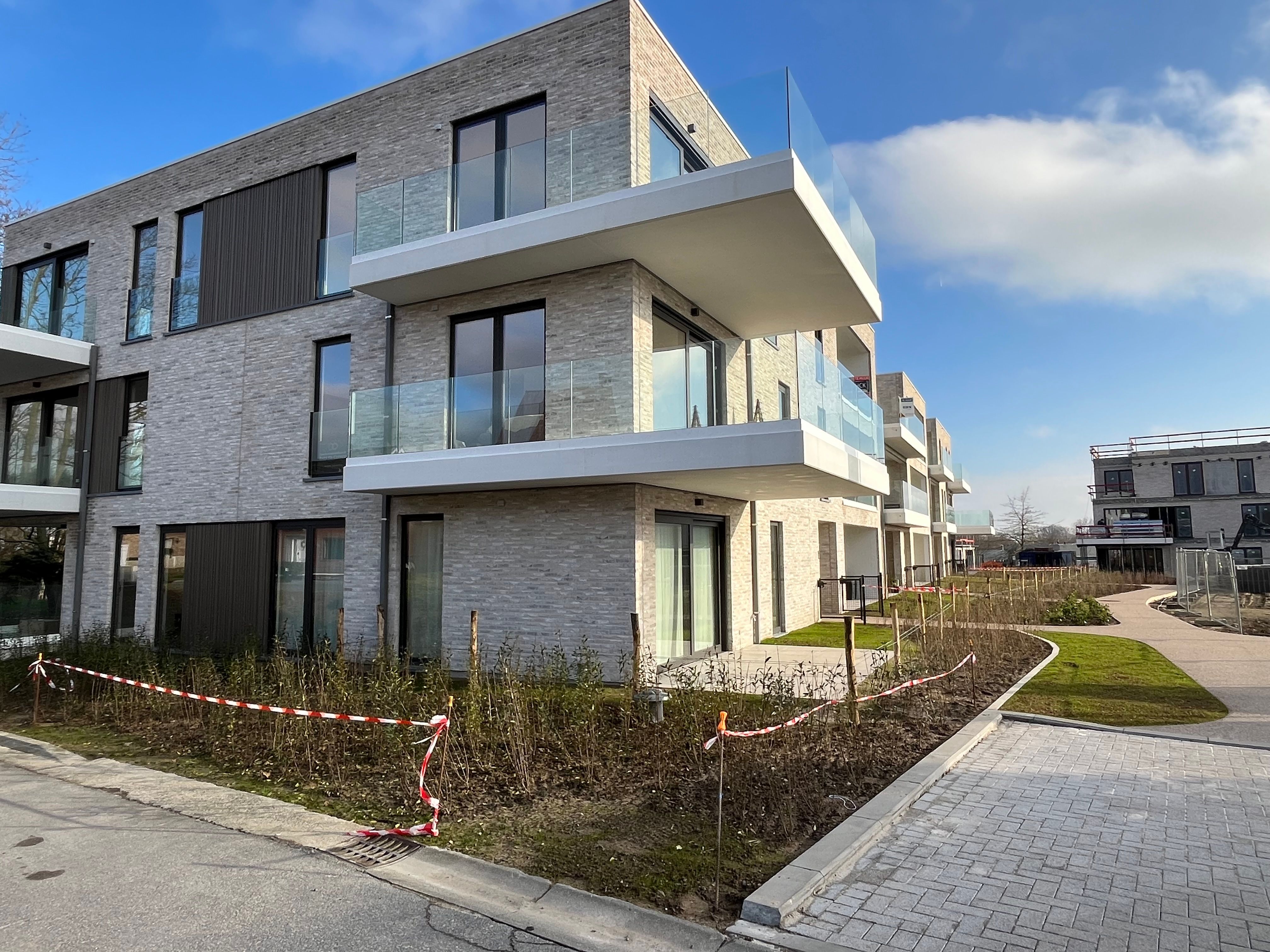 Zonovergoten nieuwbouw appartement + garage foto 4