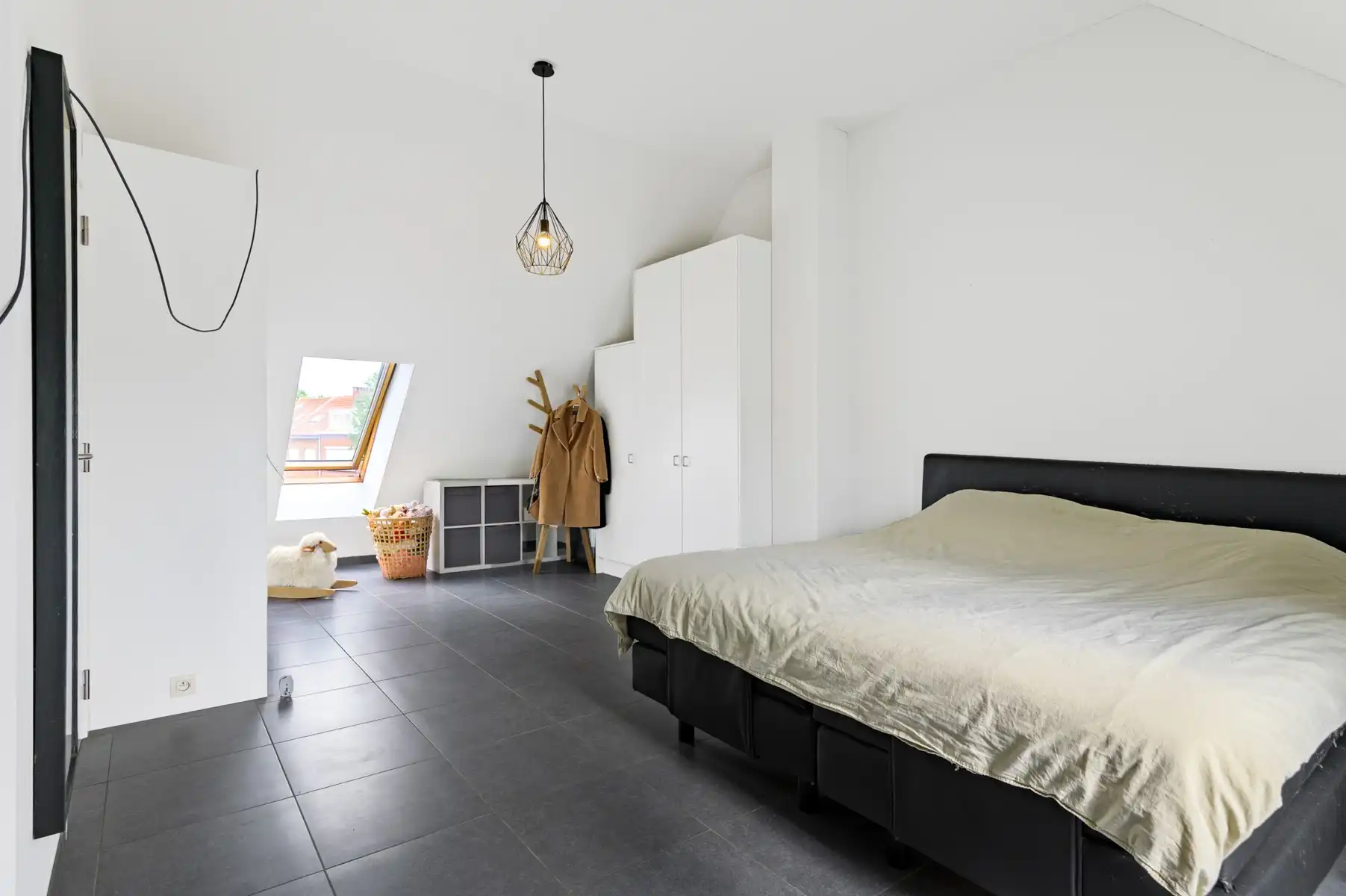 Recente woning op centrale ligging met 2 garages foto 18