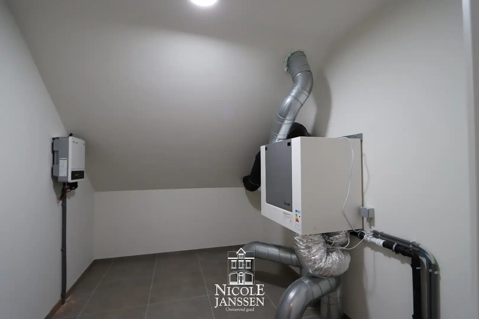 Nieuwbouwwoning met carport foto 19