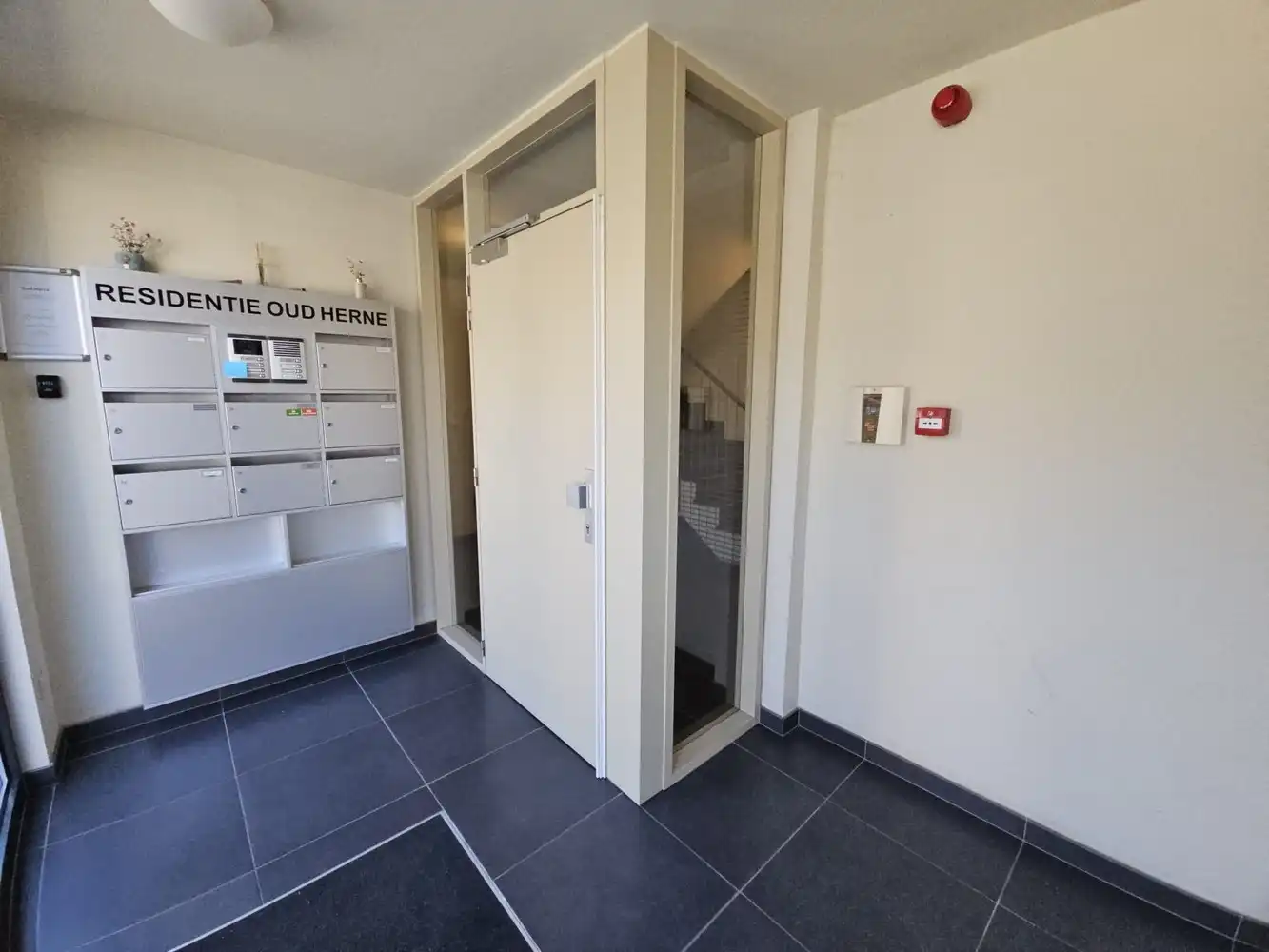 Zeer ruim appartement met terras + garage foto 24