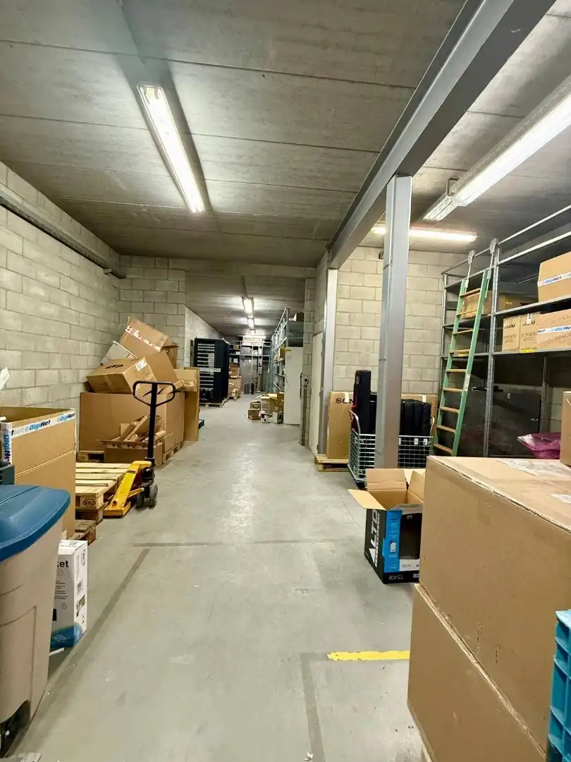 Handelsgelijkvloers met depot en weldra 2 lofts of 4 appartementen. foto 4