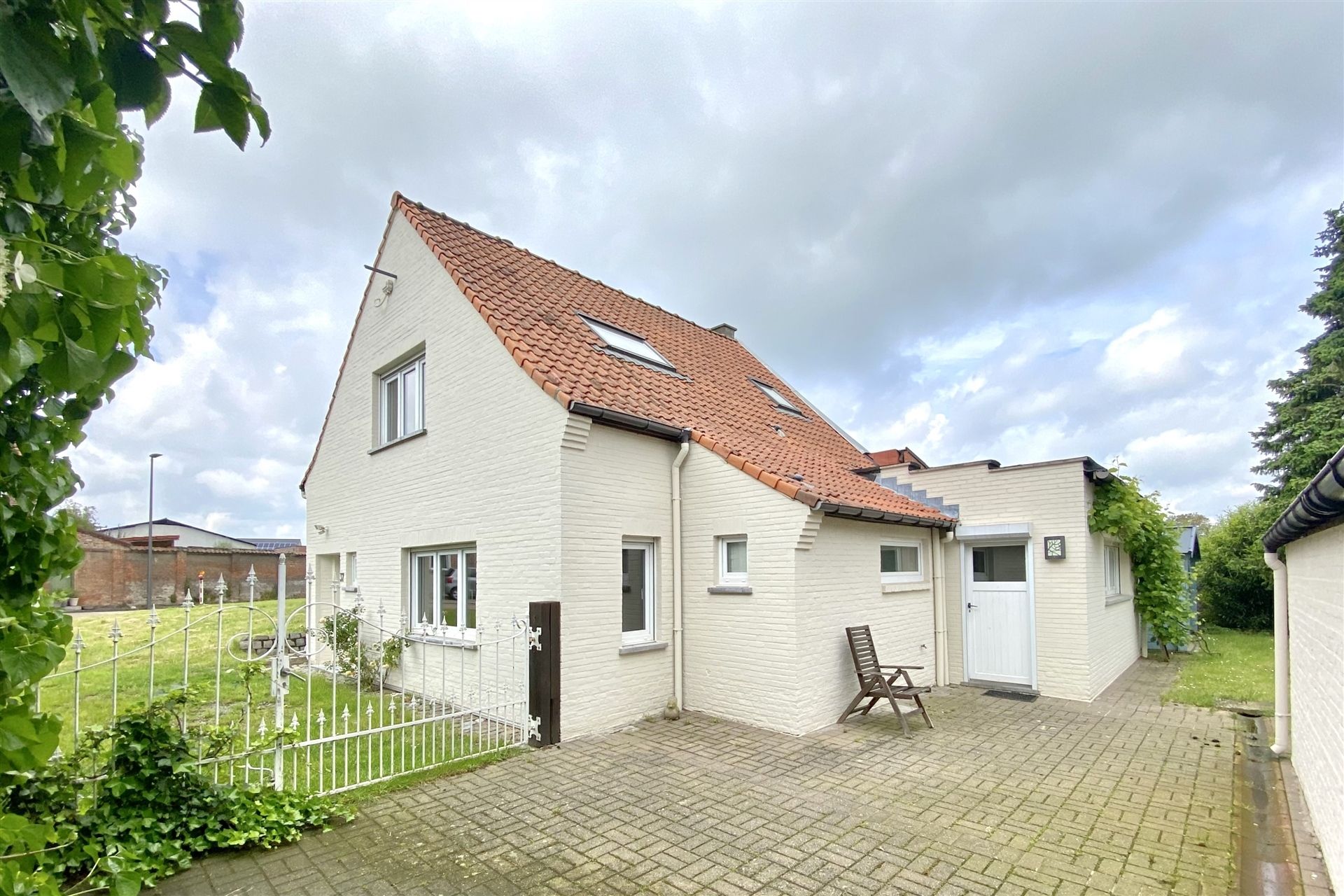 Vernieuwde woning met bijgebouw op terrein van 10a foto 27