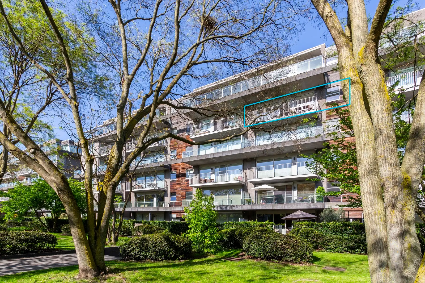 Instapklaar 2-slaapkamerappartement met terras te Berchem foto 2
