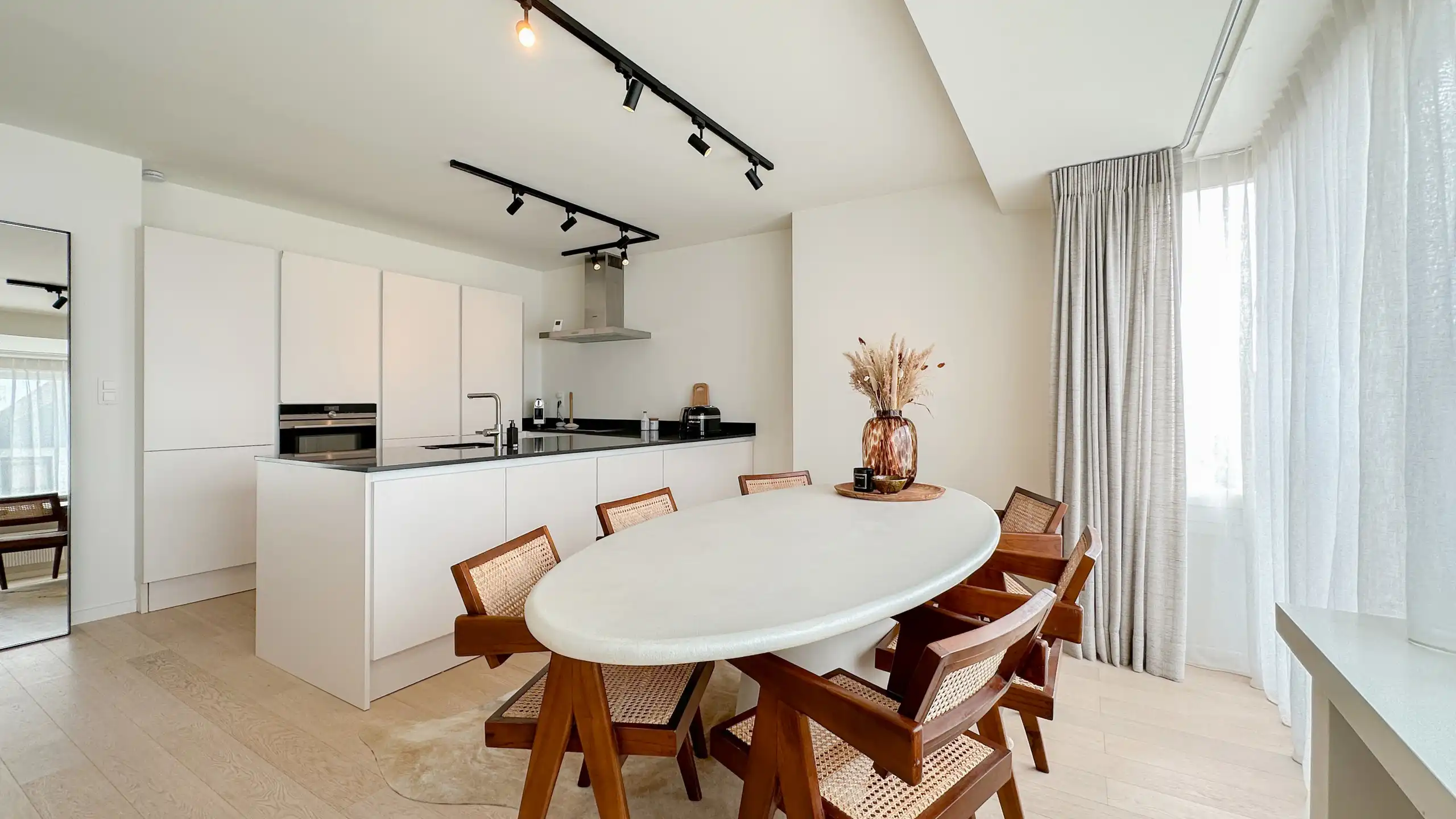 Ruim en lichtrijk 3-slpk. appartement nabij Groentenmarkt foto 9