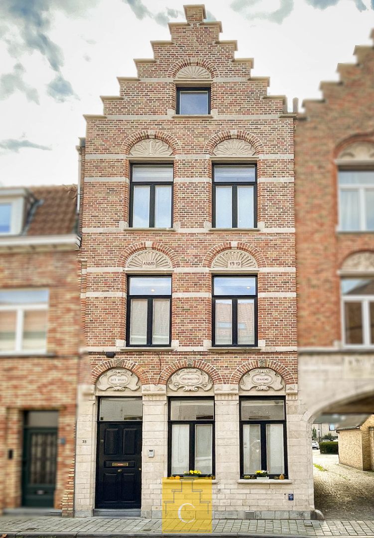 Huys Gravenheester, subliem verbouwde trapgevelwoning de dato 1912, met grote glaspartijen en zonnige terrastuin foto {{pictureIndex}}