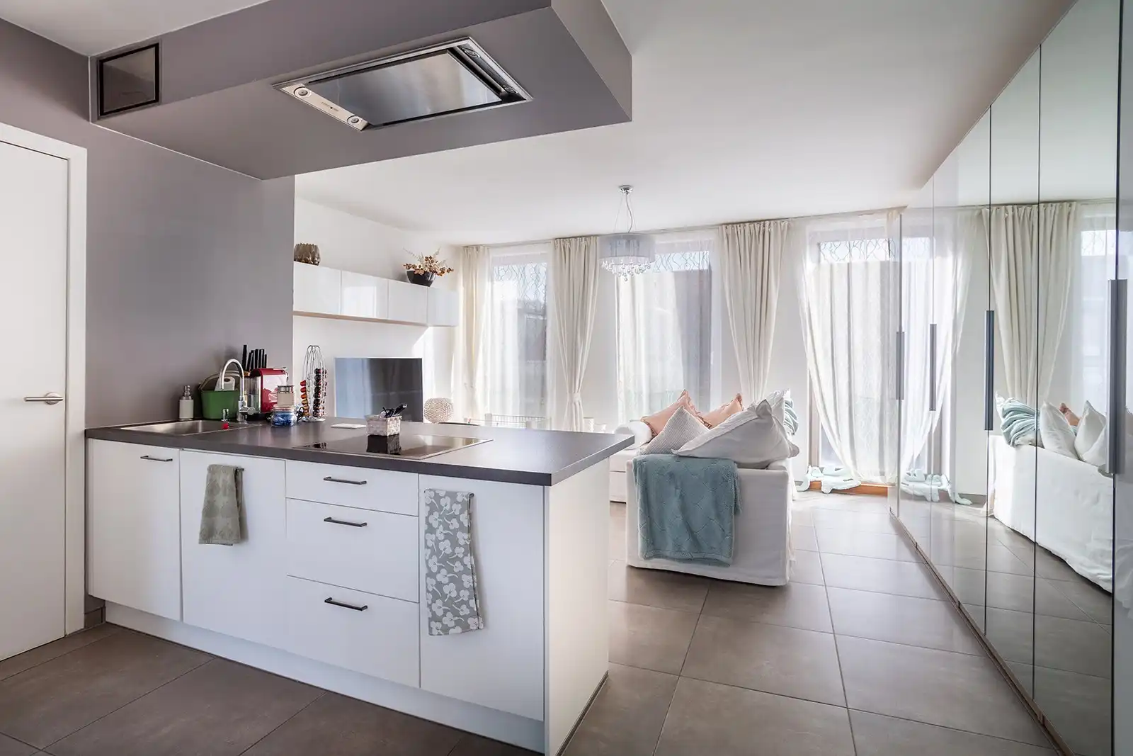 Slim wonen of zorgeloos investeren – stijlvolle nieuwbouwstudio met terras in Boechout foto 4