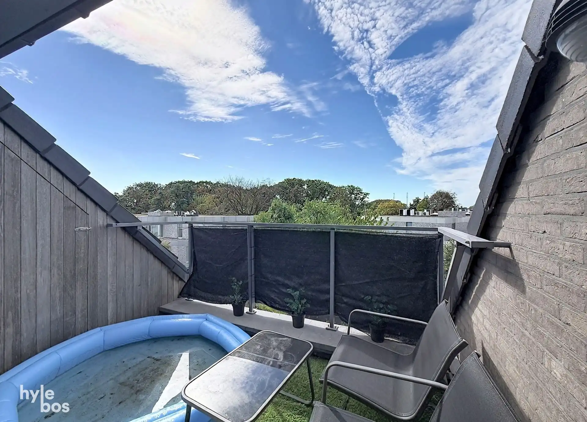 Instapklaar 2 slaapkamer appartement met terras & parking foto 10