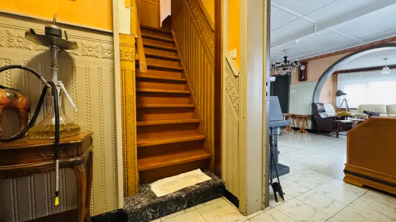 Grote, te renoveren half open bebouwing met 4 slaapkamers, tuin en garage foto 5