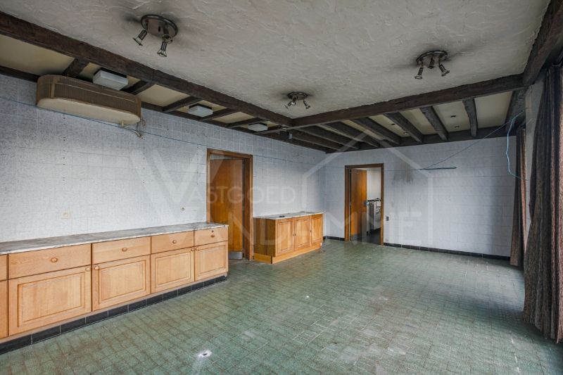 winkelruimte of kantoor met bijhorend appartement met 3 slaapkamers. Garage in de kelder foto 4