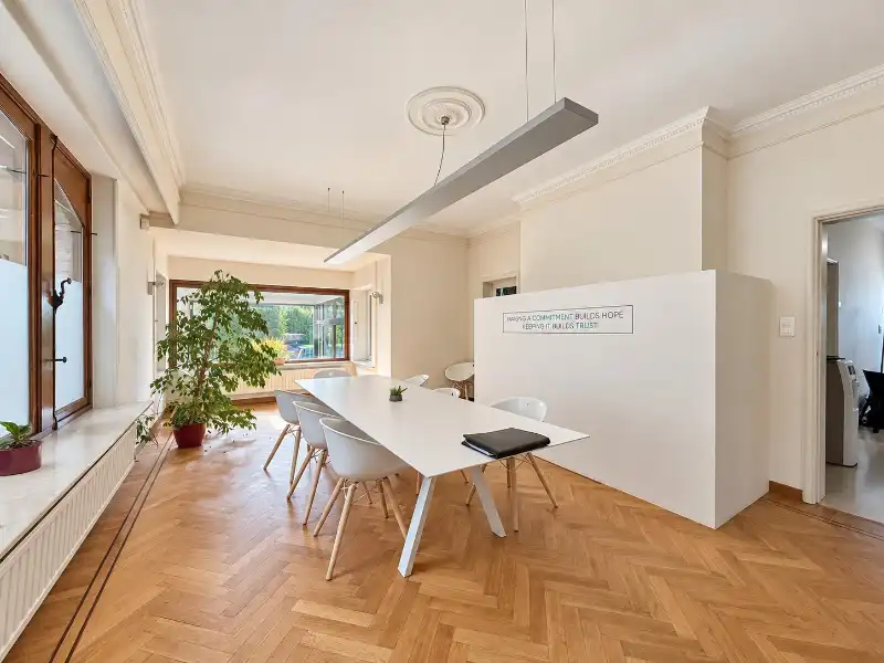 Klassevolle villa met royale ruimtes en mooie tuin in een residentiële buurt foto 6