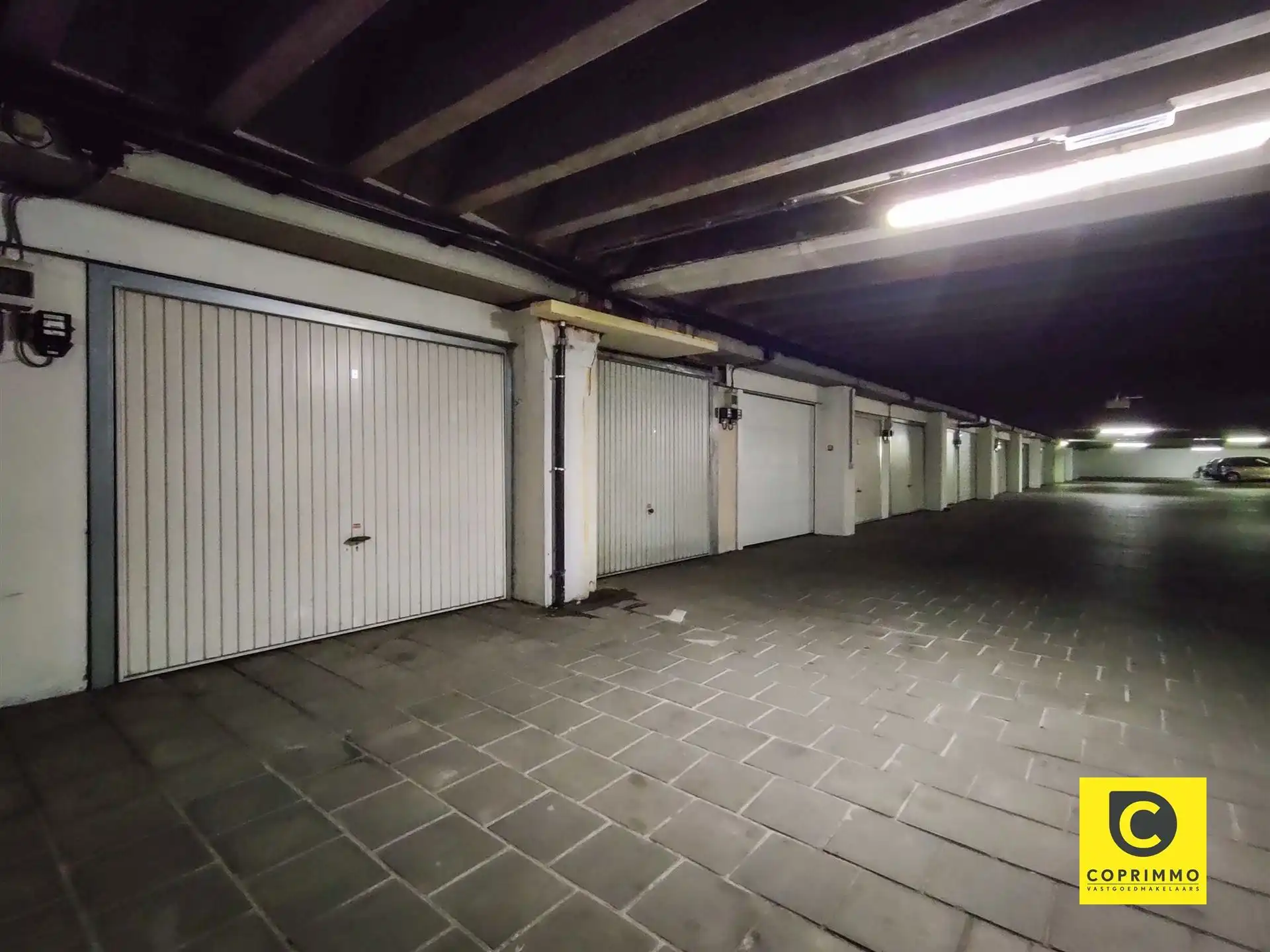 Ondergrondse garagebox foto {{pictureIndex}}