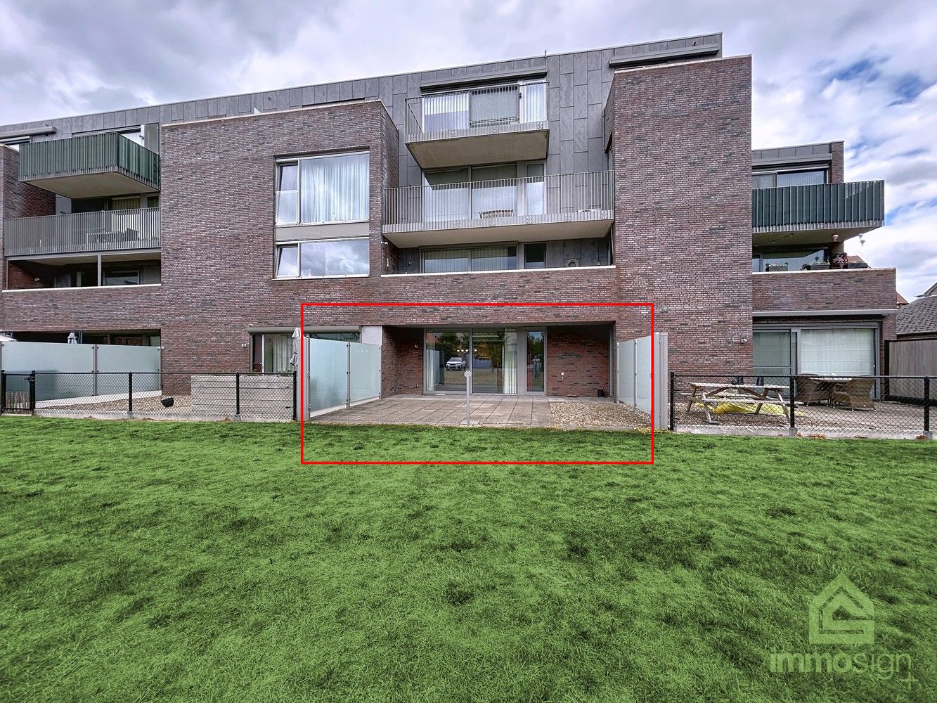 Ruim gelijkvloers appartement (118 m²) in hartje Bree met ruim terras (53 m²), grote kelderberging en extra brede staanplaats foto {{pictureIndex}}
