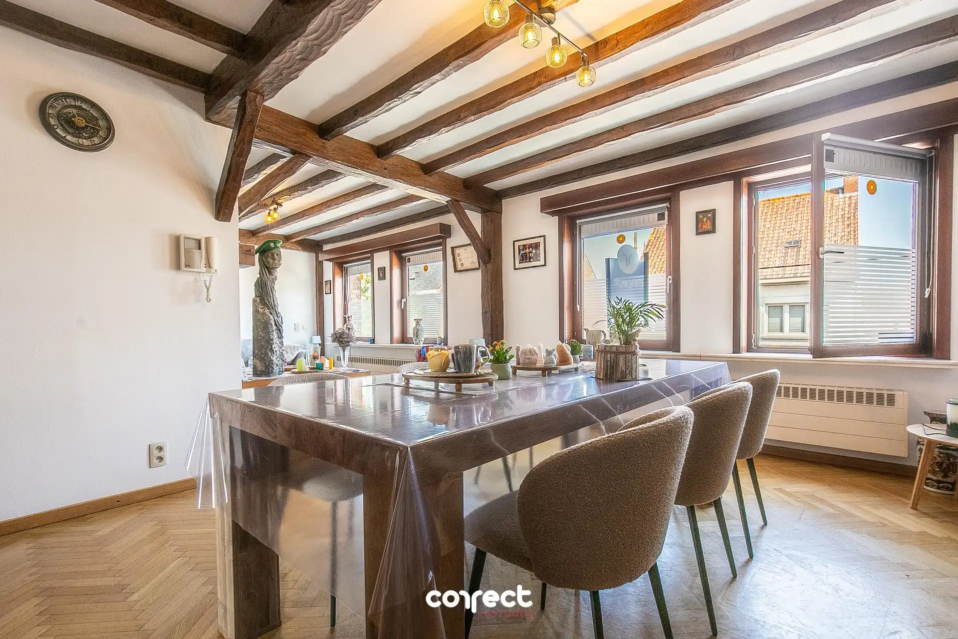 Ruime rijwoning met 4 slaapkamers, polyvalente ruimte, garage en zonnig terras. foto 3