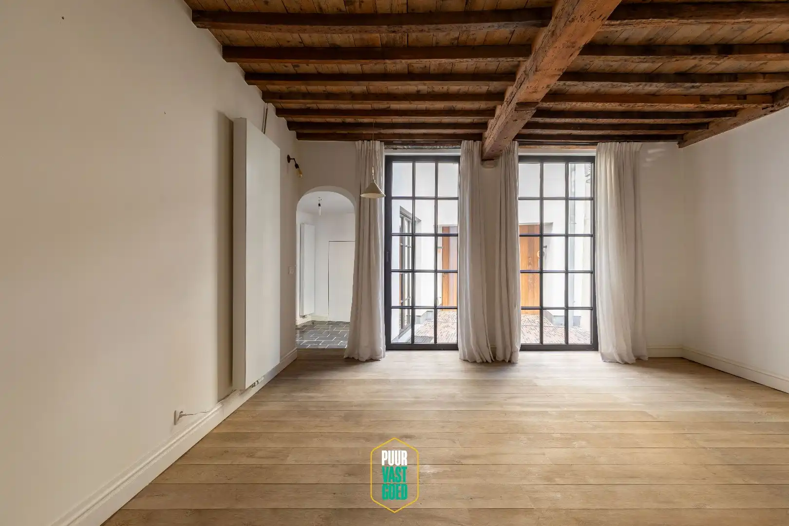 Prachtig gerestaureerde hoekwoning met dubbele garage bij 't Zand foto 8