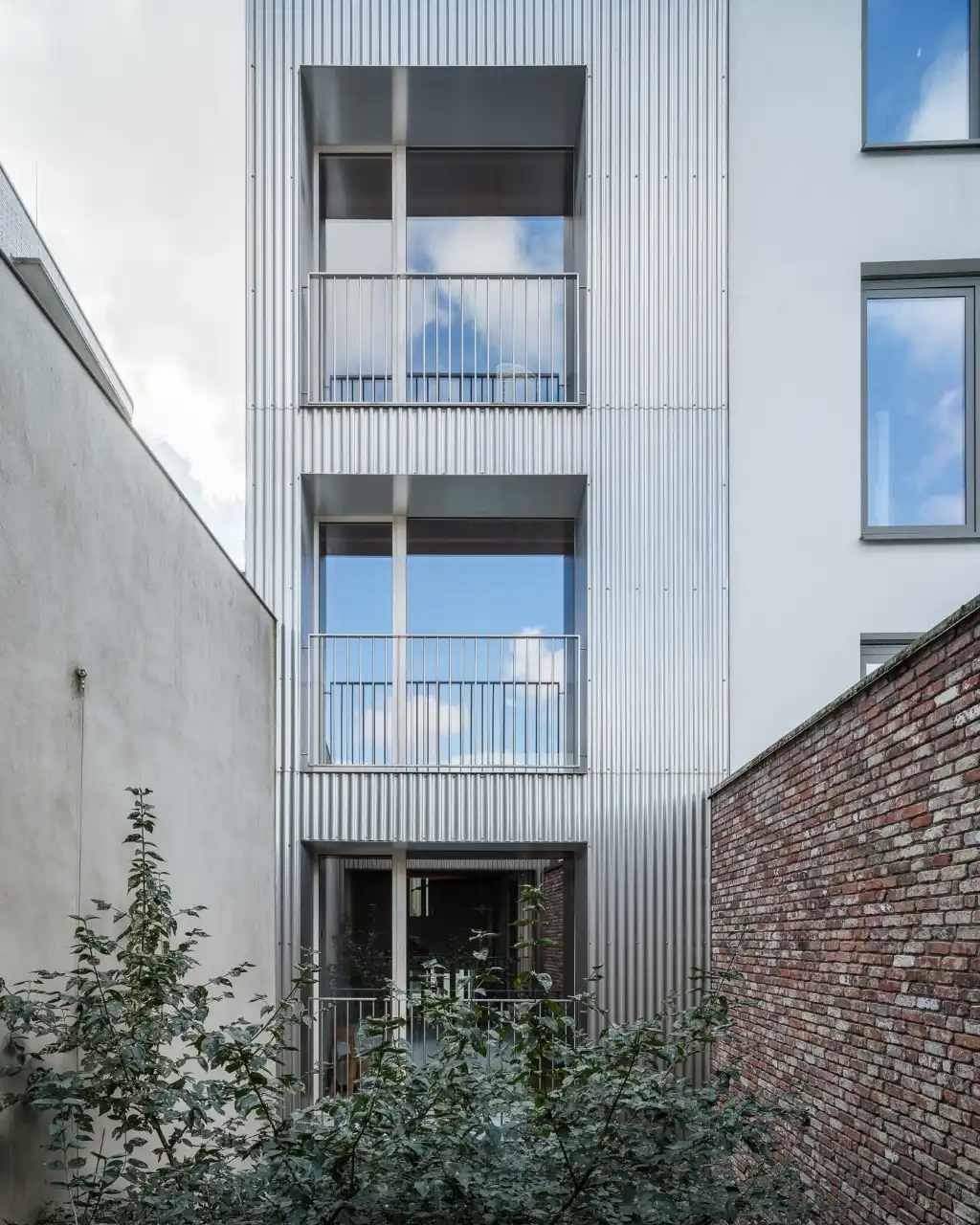 Architectuur, centrum Gent – Genereuze split-level woning met bijzondere ruimtelijkheden, dakterras, en achterliggende polyvalente praktijkruimte. foto 20