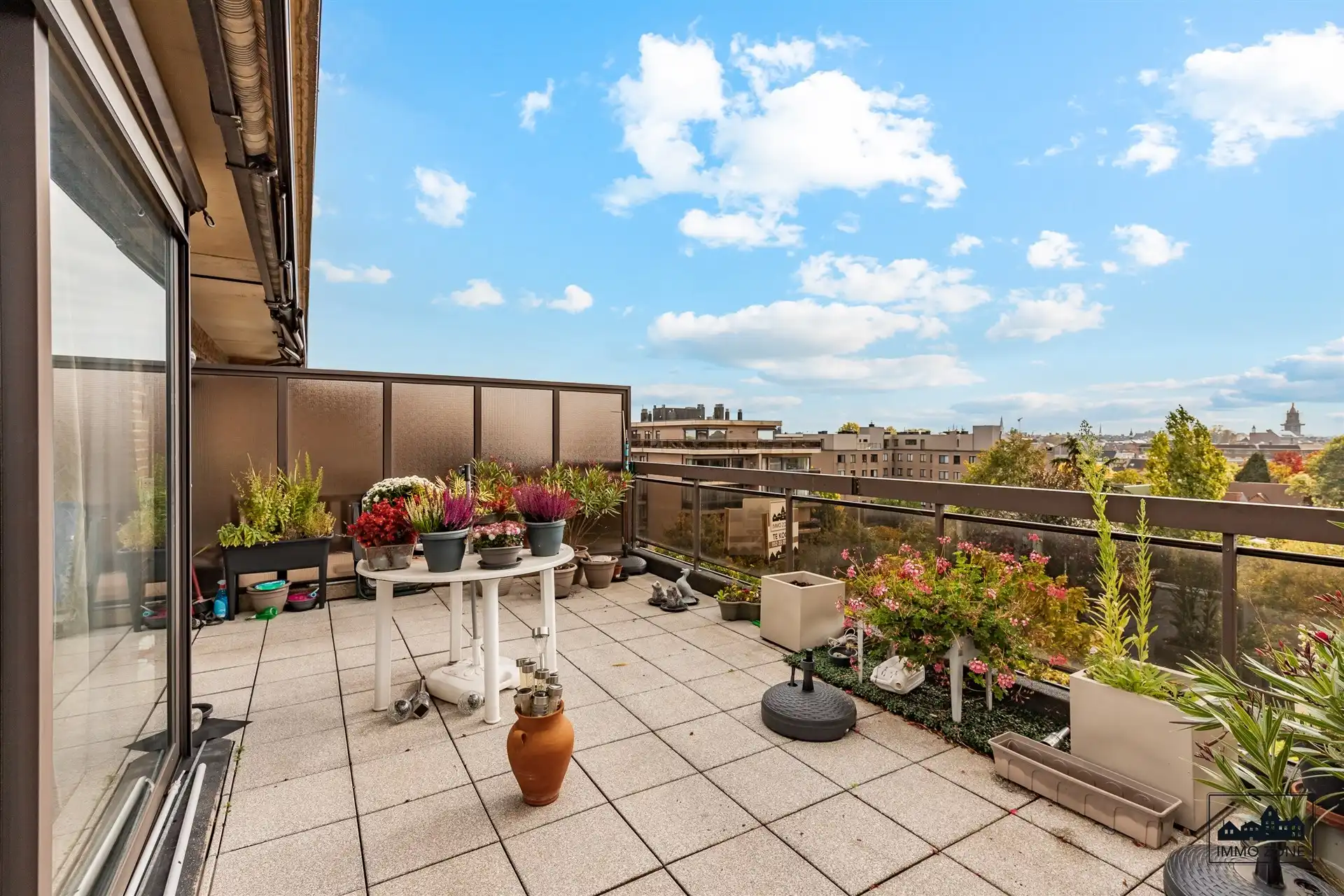 Ruim en lichtrijk appartement met terras in Sint-Niklaas foto 2