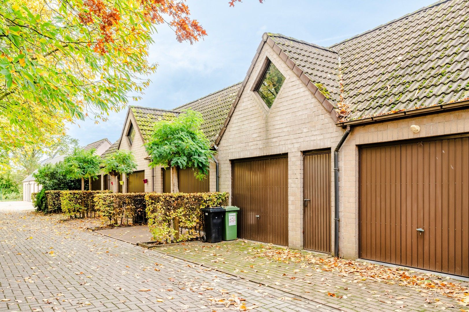 Te renoveren woning met garage foto 14