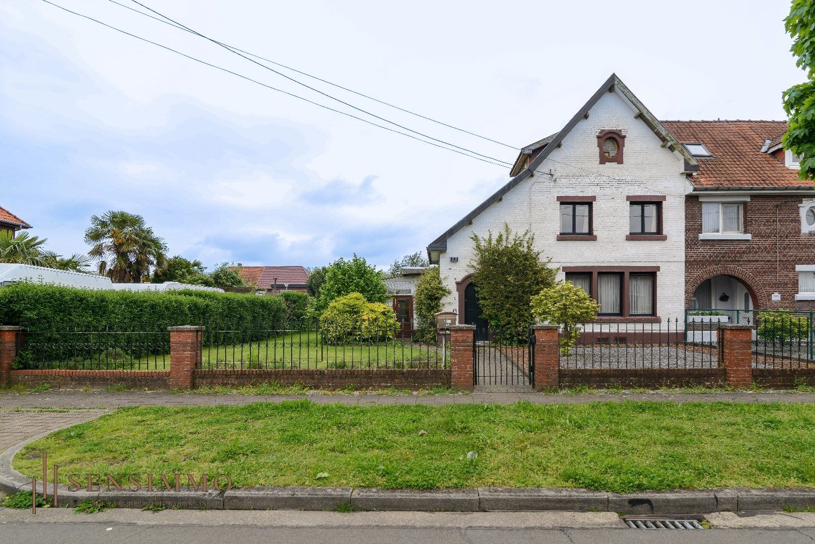 Karaktervolle ruime halfopen woning in kindvriendelijke wijk te Genk foto 2