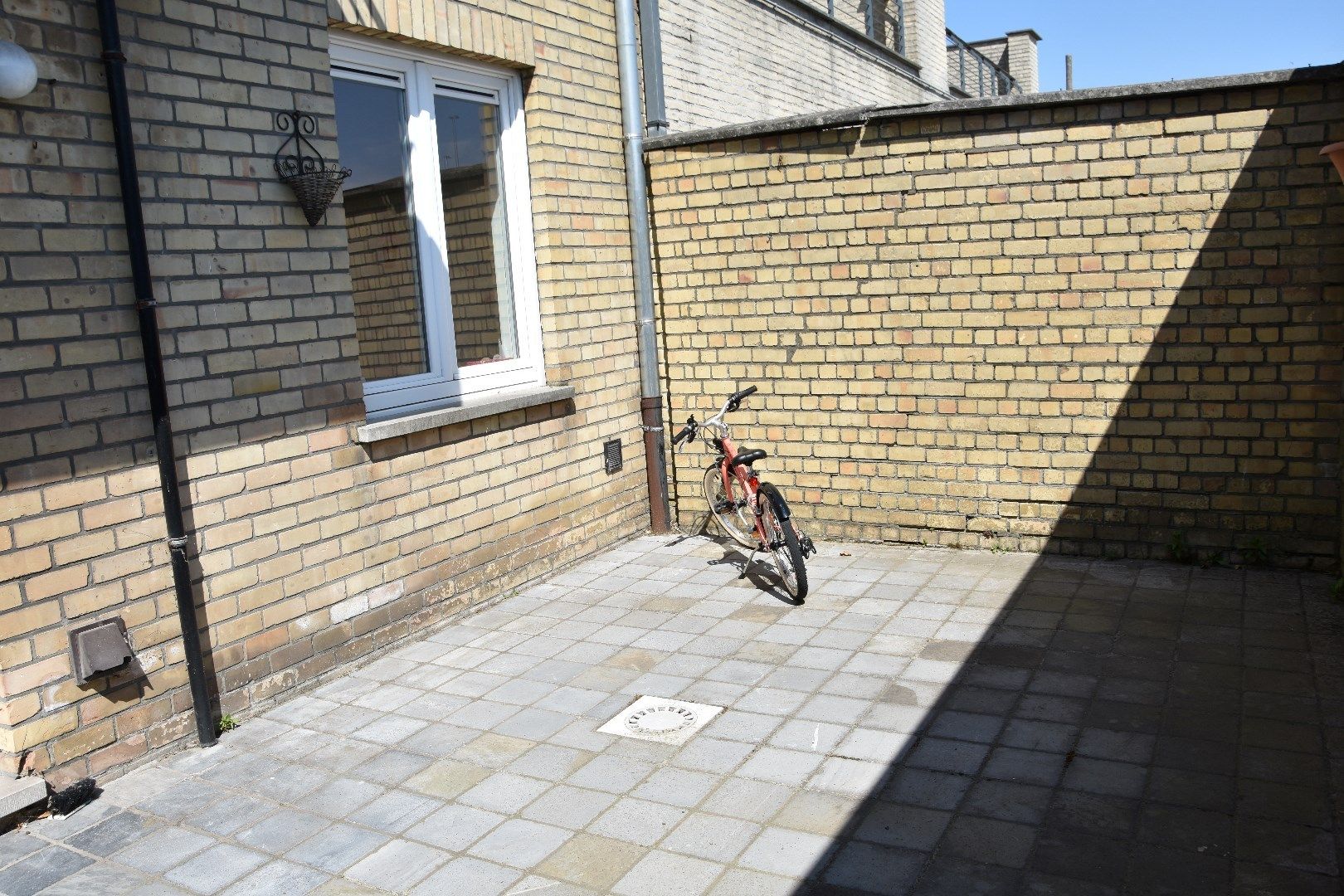 2 slaapkamer appartement met klein koertje  foto 8