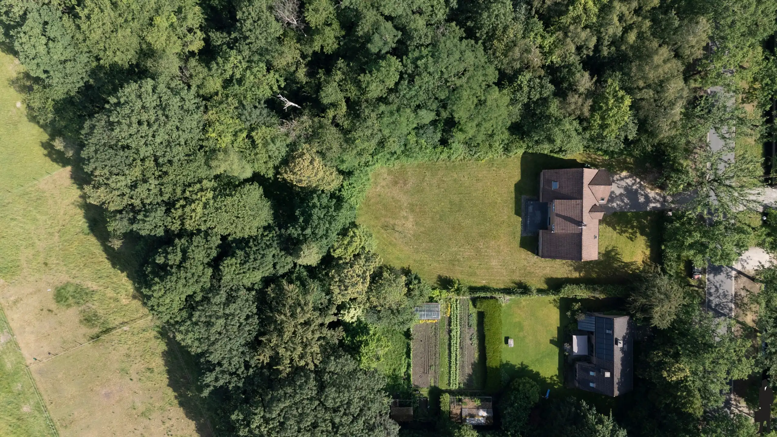 Karaktervolle villa op perceel van ca. 3.017 m² foto 2