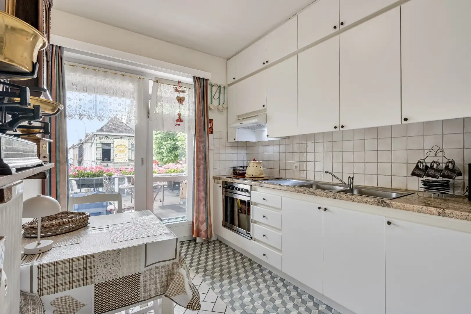 CENTRUMLIGGING - Lichtrijk appartement MET garage foto 4