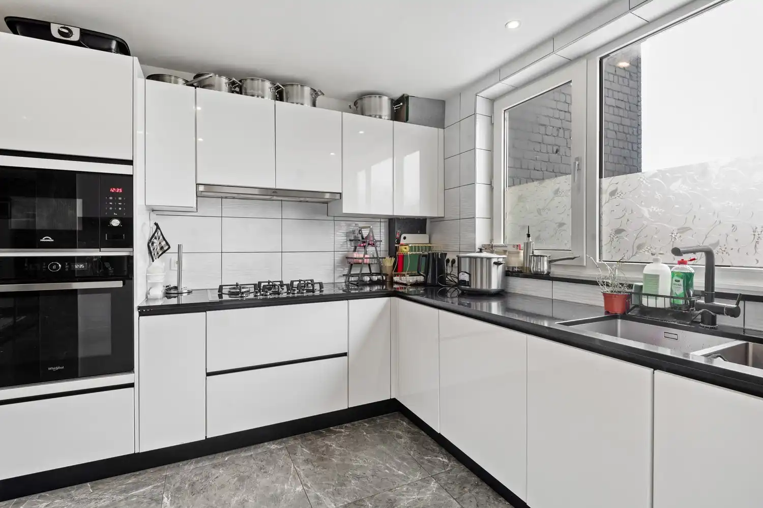 Ruime woning met studio, terras en tuin te koop in Wommelgem! foto 12