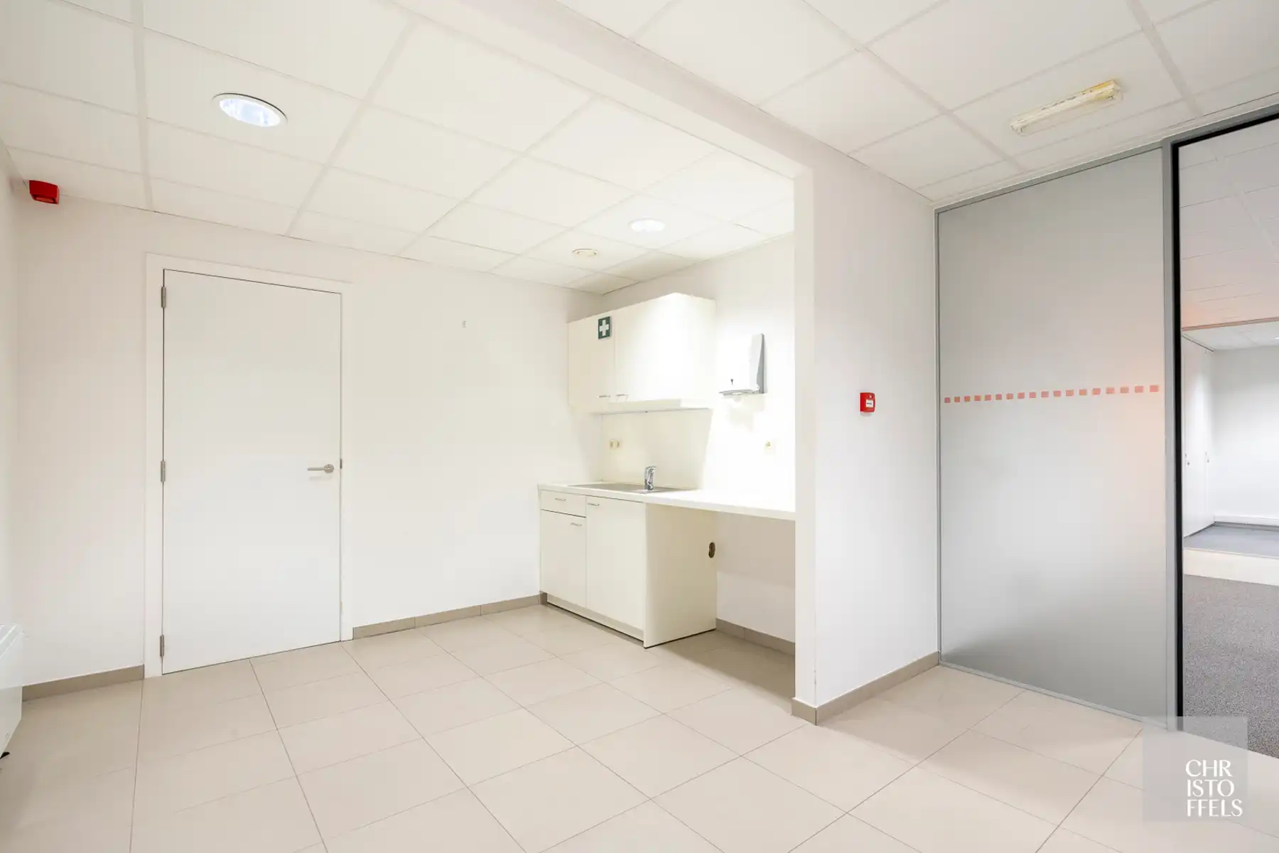 TE HUUR - Commerciële ruimte (271m²) mét parkeergelegenheid op een strategische locatie in Lanaken! foto 9