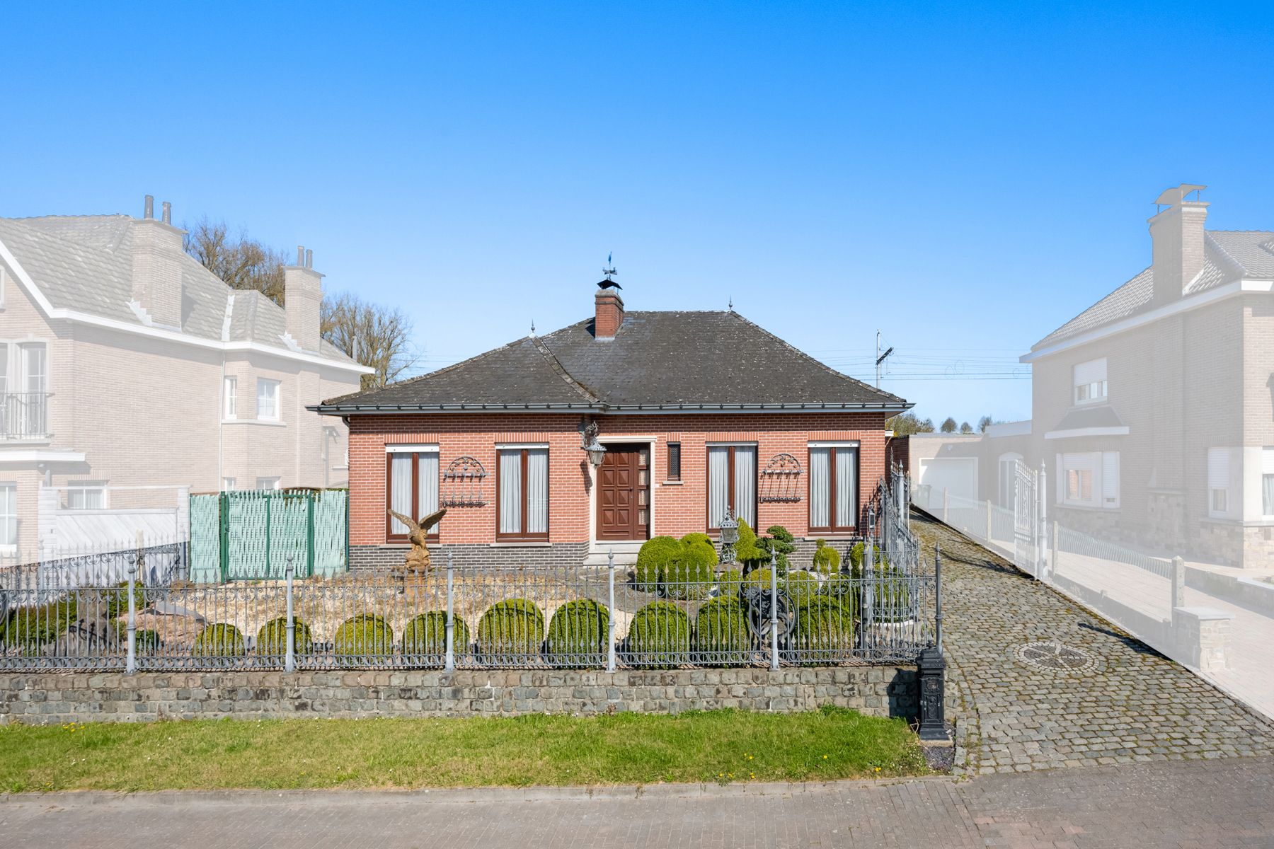 Charmante bungalow met aangelegde tuin en vijver foto 2