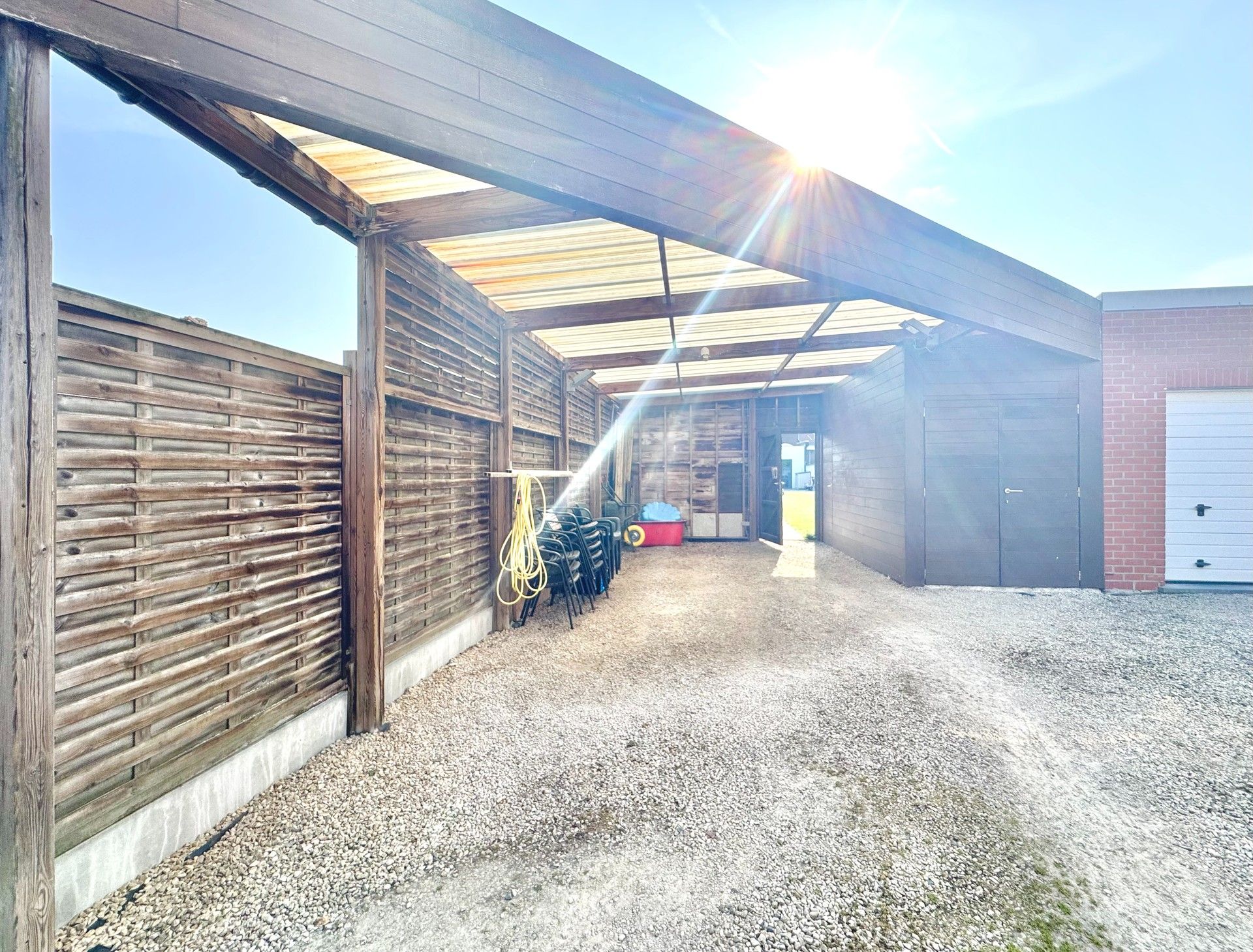 WONING MET 4 KAMERS - TUIN - GROTE CARPORT & UITWEG ACHTERAAN - 433 M² foto 18