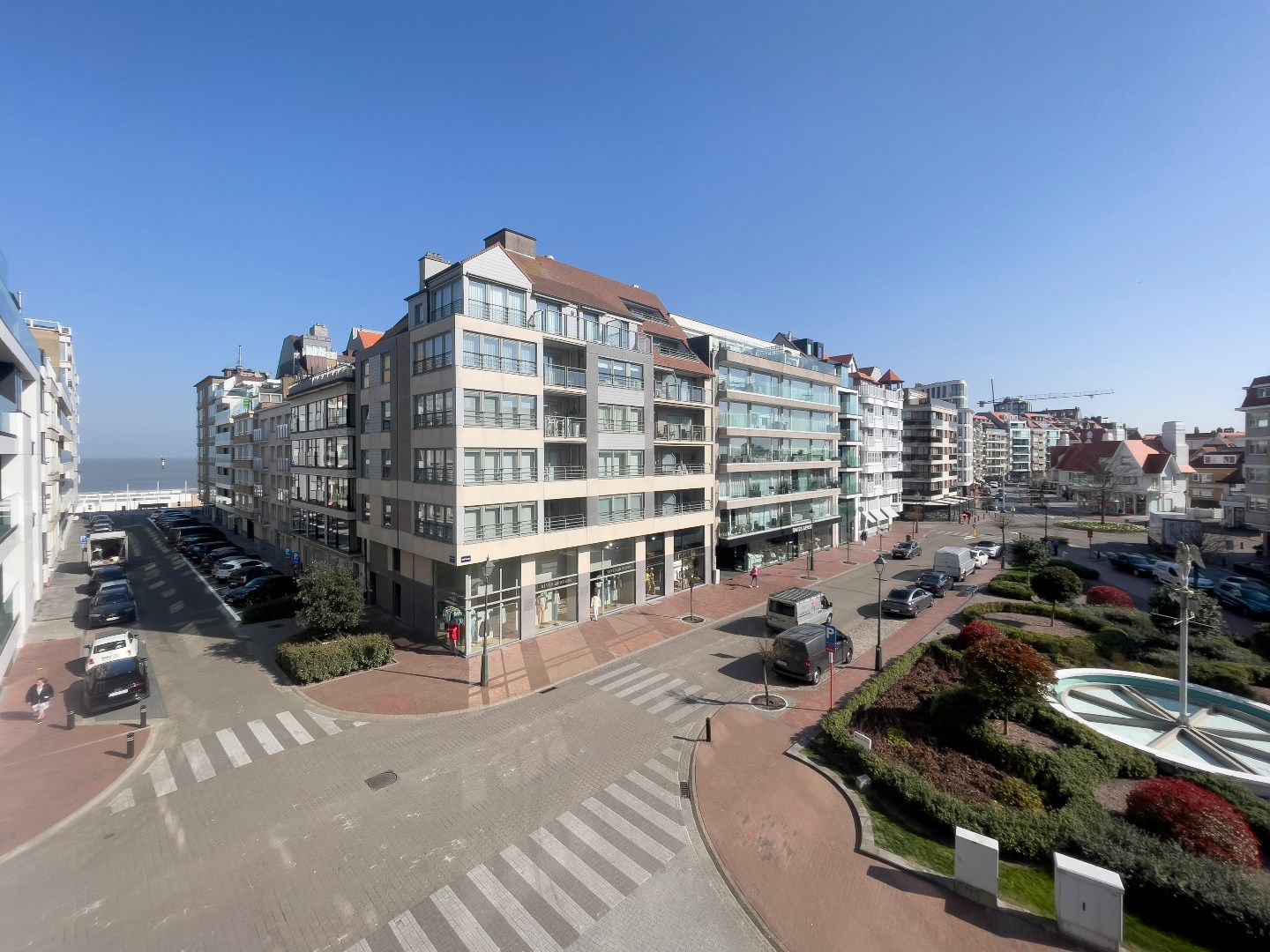 Recent appartement met zijzeezicht  in een standingvolle residentie op het Driehoeksplein. Parking mogelijk. foto 3